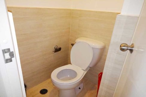 Mabolo-Garden-Flats-MM102-bathroom2