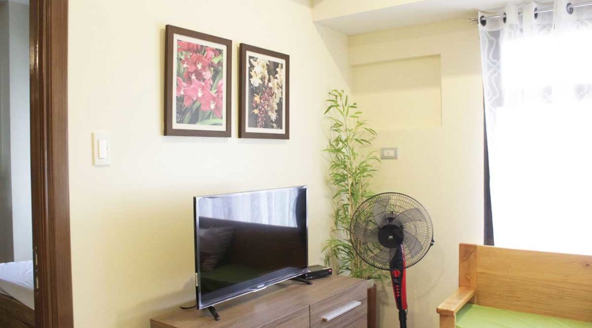 azalea-1br-jas-5th-living2-1200x800