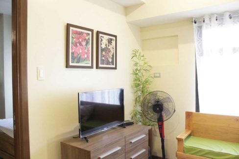 azalea-1br-jas-5th-living2-1200x800