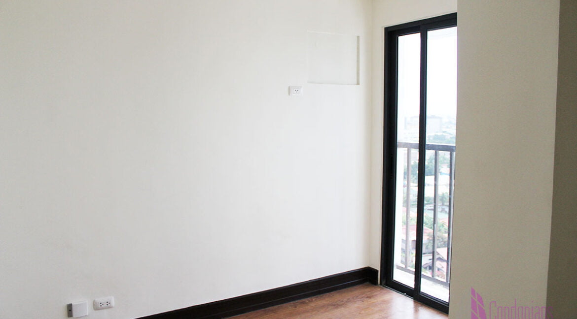 1BR_Grandresidences_br_facingwindow