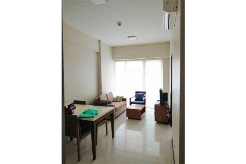 21-rent-1br-8newtownblvd-2-living1