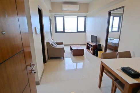 mactan-rent-32-onemanchester-1br-2-living1