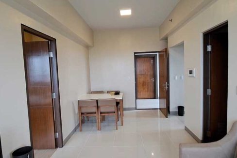 mactan-rent-32-onemanchester-1br-4-dining1