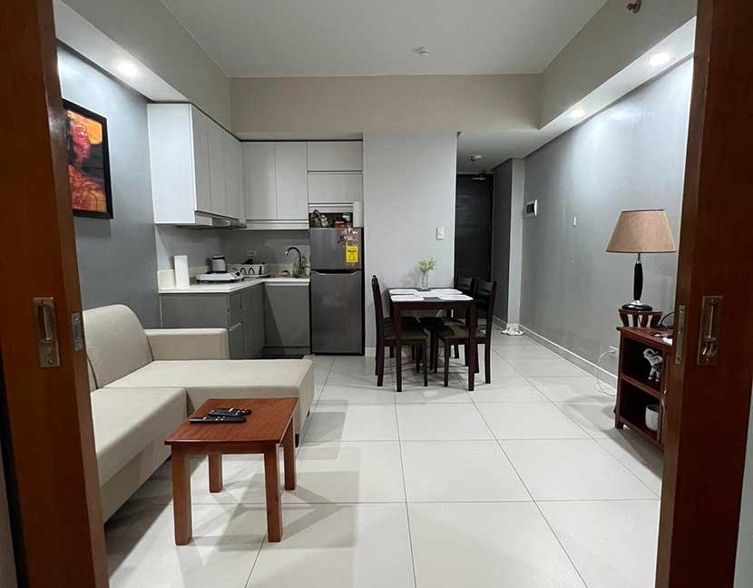 osmena-rent-33-baseline-premiere-1br-2-living2